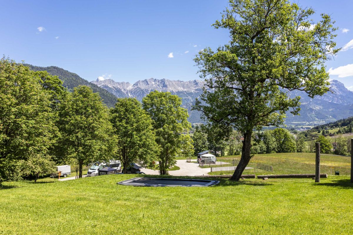 trampolin leogang bergpanorama wiese baeume in Saalfelden Leogang